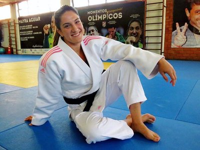 Mayra Aguiar 12